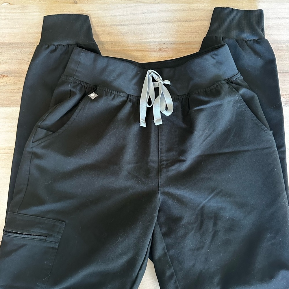 FIgs Zamora scrub pants